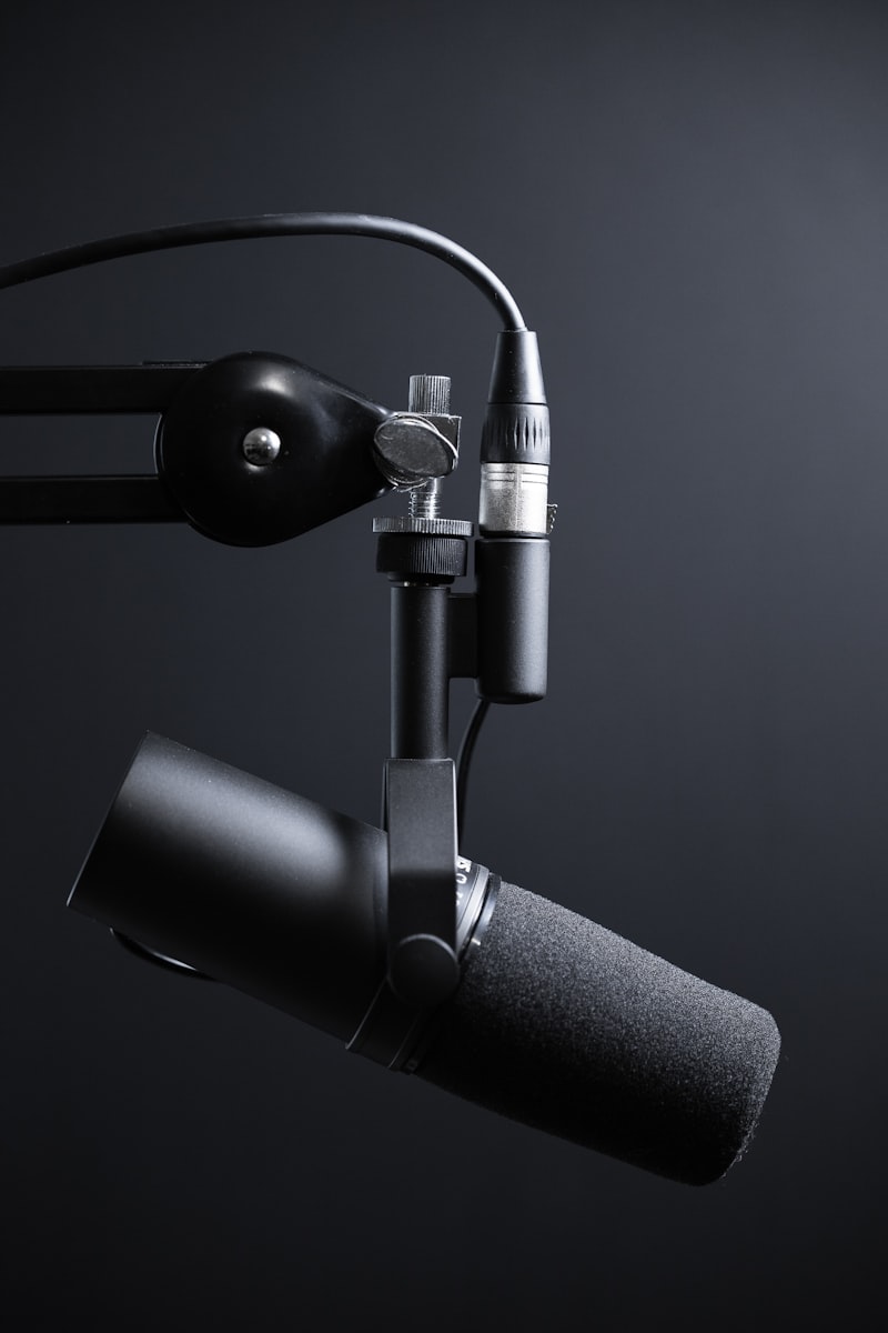 Mesa de mezclas de audio e instrumentación en cabina de grabación de voz